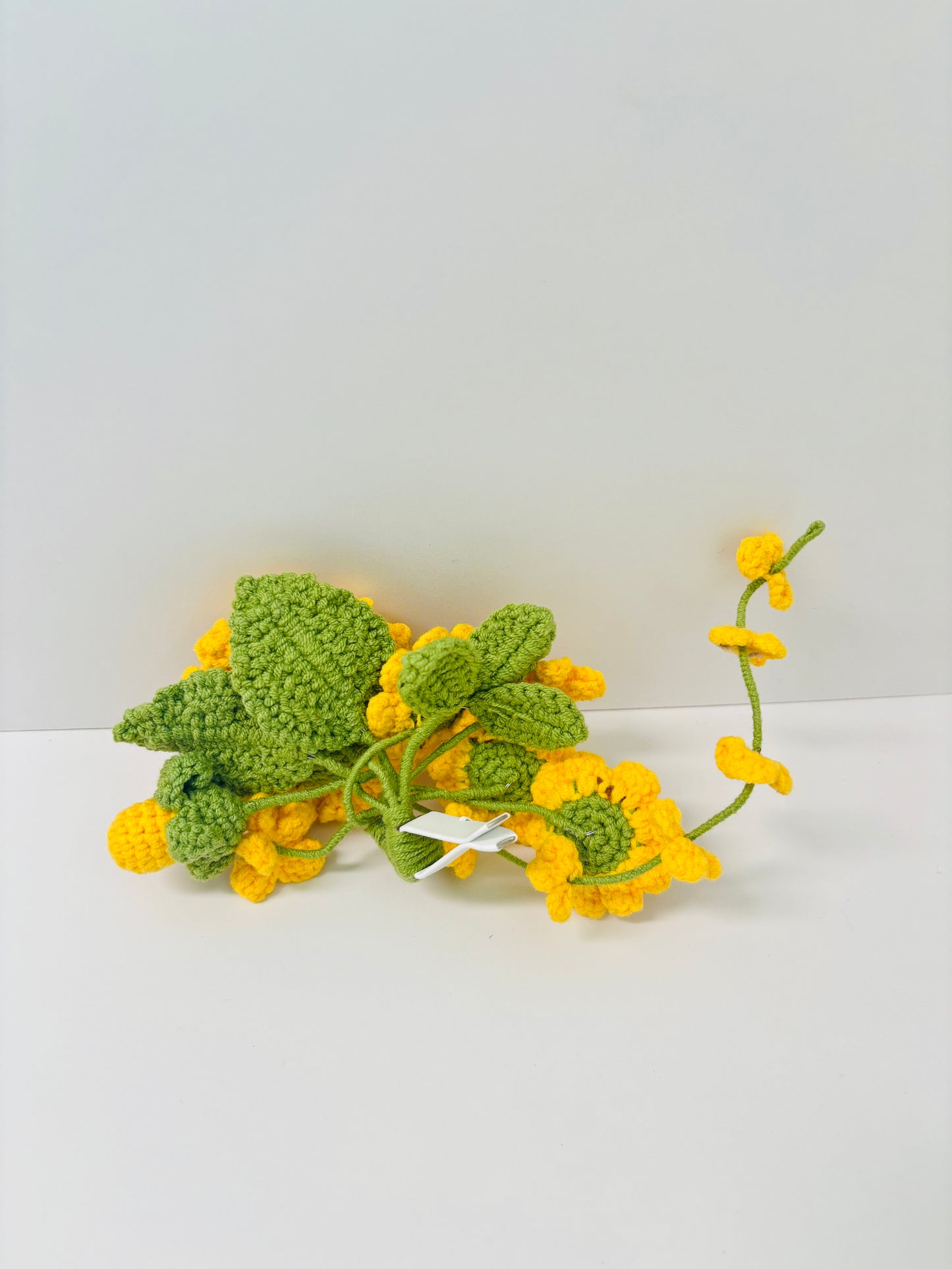 Handmade Crochet Flower Vent Clips - Rose & Sunflower Designs for Car, Symbolizing a Journey Blooming with Romance and Beauty